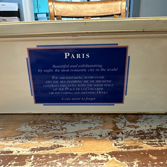 Vintage Parisian Tin! Excellent condition, features major scenes in Paris! - Picture 5 of 5